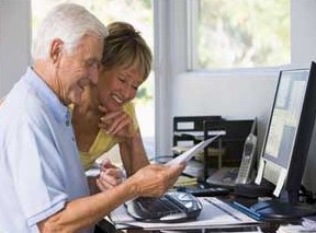 Technicienne expliquant une manipulation à un client retraité