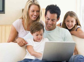 Famille réunie autour d'un ordinateur portable